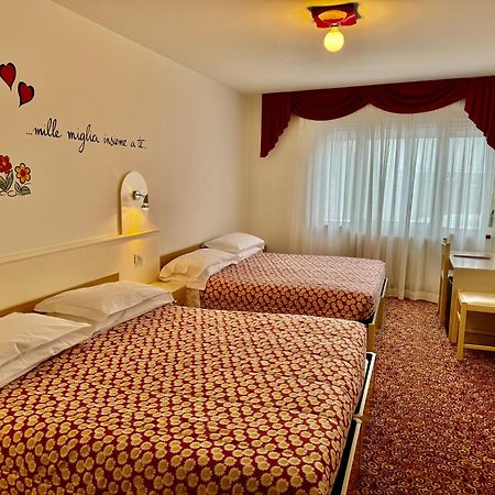 Hotel Europa Сан-Мартіно-ді-Кастроцца Екстер'єр фото